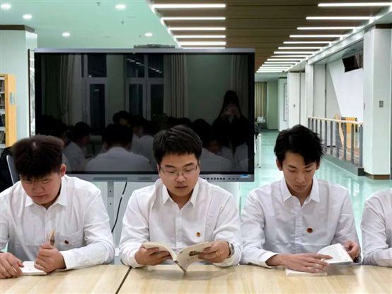 图片包含 游戏机, 桌子, 房间, 男人

AI 生成的内容可能不正确。